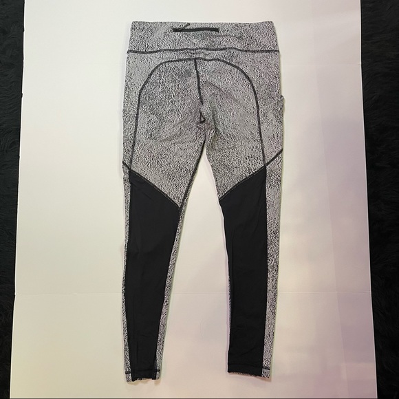 Lululemon Speed Tight V
Power Luxtreme Spray Jacquard White Black/Black Size 10 - Picture 6 of 15